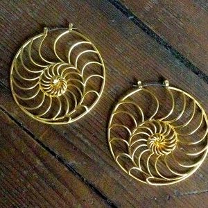 STYLISH GOLD SHELL DESIGN PIERCED HOOP EARRINGS
